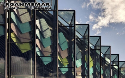 سازه‌ی شیشه‌ای پلیسه‌ای شکل در ورودی موزه‌ی استرالیا