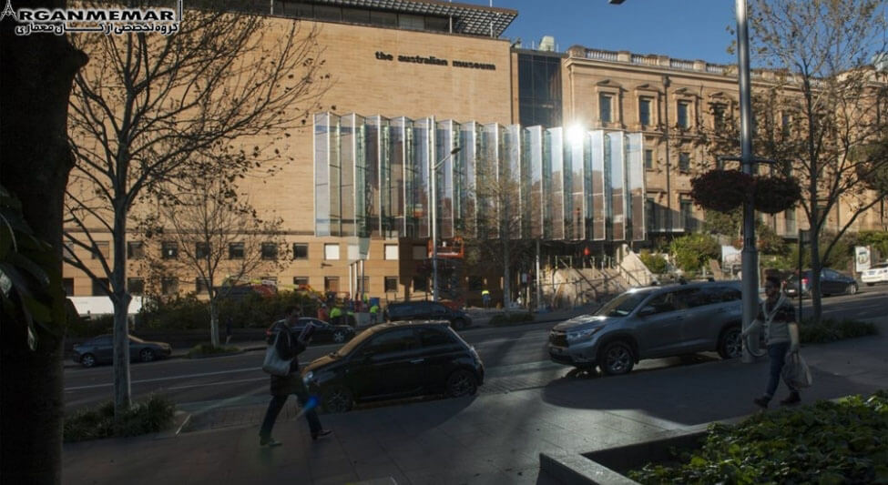 سازه‌ی شیشه‌ای پلیسه‌ای شکل در ورودی موزه‌ی استرالیا